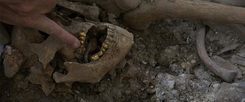 Siracusa, mazzette sui morti: in manette il direttore del cimitero. Girandola di cadaveri nelle tombe