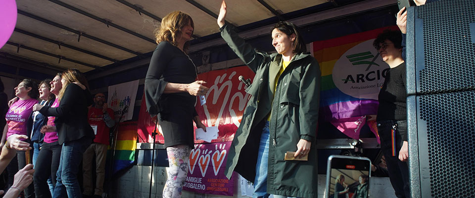 Il segretario del Pd Elly Schlein al presidio e flashmob Giu le mani dai nostri figli e dalle nostre figlie organizzato da Arcigay, Famiglie arcobaleno e i Sentinelli, in piazza della Scala a Milano, 18 Marzo 2023
ANSA / MATTEO BAZZI