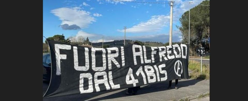 Cospito in videoconferenza con il Tribunale del riesame. Fuori il solito show degli anarchici filo-terroristi