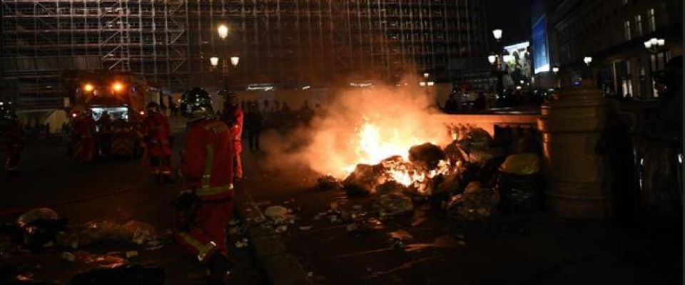 Francia, esplode la piazza: 234 arresti. Domani il “discorso alla nazione” di Macron dall’Eliseo