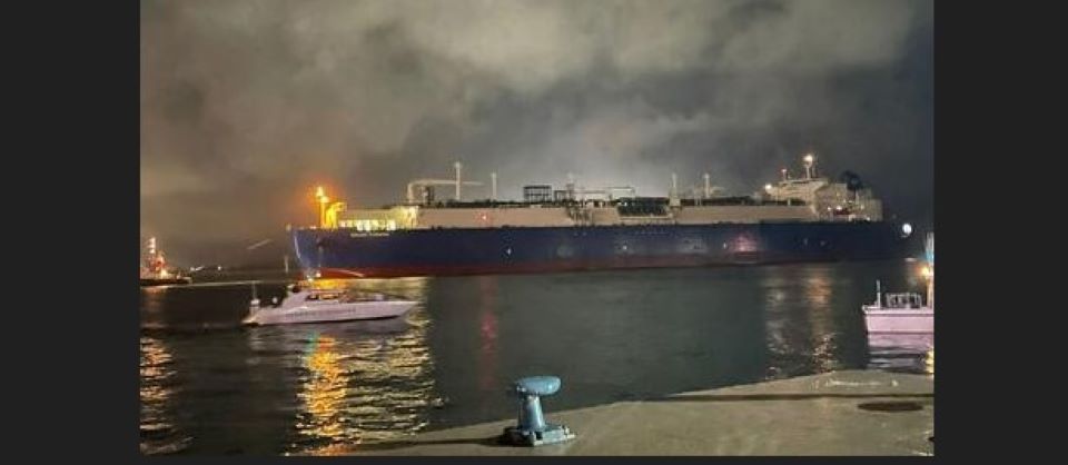 La Golard Tundra arriva al porto di Piombino. Urso: “Così azzereremo la dipendenza da Mosca” (video)