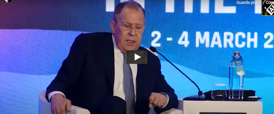 Lavrov in versione comica: “La guerra l’avete iniziata voi occidentali”. E la platea ride di gusto (video)