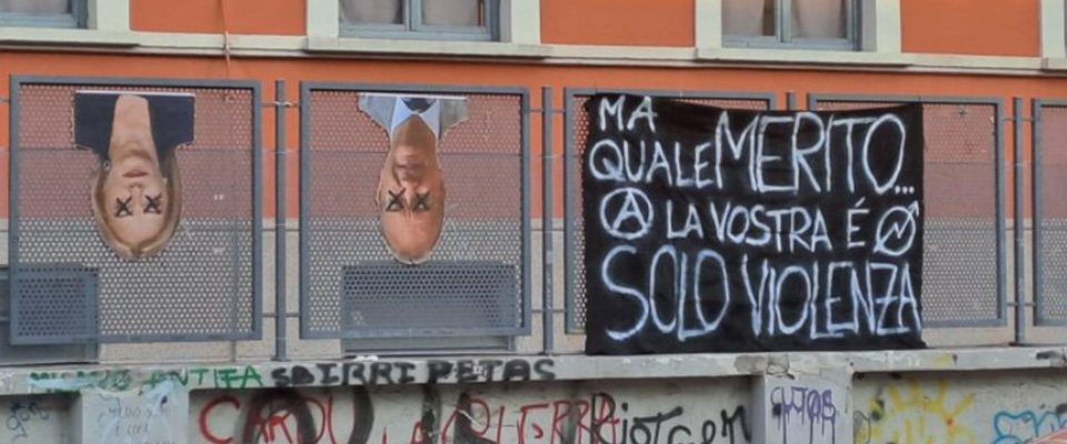 Meloni e Valditara a testa in giù: vergognoso striscione anarchico alla “Carducci” di Milano