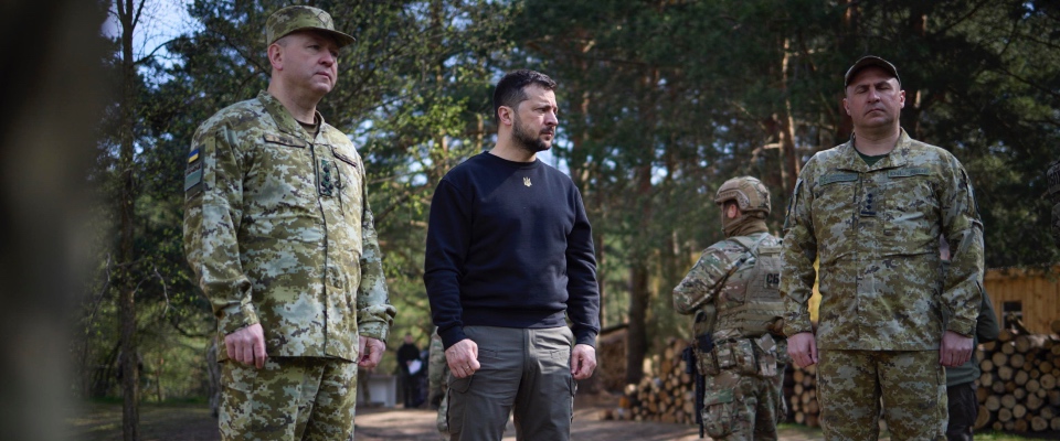 epa10580330 A handout photo made available by Ukraine’s Presidential Press Service shows Ukraine’s President Volodymyr Zelensky (C) meeting with Ukrainian servicemen during a working visit to the Volyn region, North-Western Ukraine, 19 April 2023, amid the Russian invasion. Zelensky visited the area where Ukraine borders both Poland and Belarus. Russian troops entered Ukrainian territory in February 2022, starting a conflict that has provoked destruction and a humanitarian crisis.  EPA/PRESIDENTIAL PRESS SERVICE HANDOUT HANDOUT  HANDOUT EDITORIAL USE ONLY/NO SALES