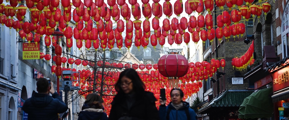 epa10420703 Traditional lanterns rise above China Town ahead of  New Year celebrations in London, Britain, 21 January 2023. The Chinese lunar new year, also called ‘Spring Festival’, falls on 22 January 2023, and is this year marking the beginning of the ‘Year of the Rabbit’.  EPA/ANDY RAIN