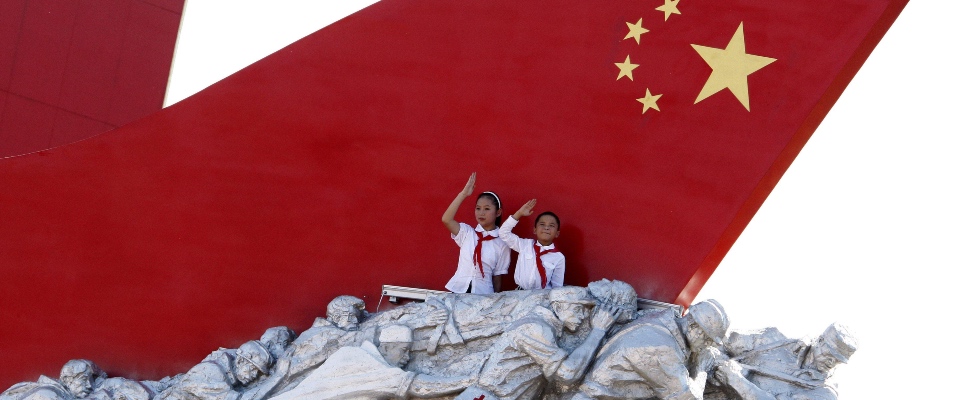 epa01881917 Performers participate in a parade celebrating the 60th anniversary of the People’s Republic of China close to the Tienanmen Square in Beijing, China, 01 October 2009. The parade showed everything from airplanes for in-flight refuelling to intercontinental missiles as well as tens of thousands of children in brightly coloured costumes.  EPA/OLIVER WEIKEN