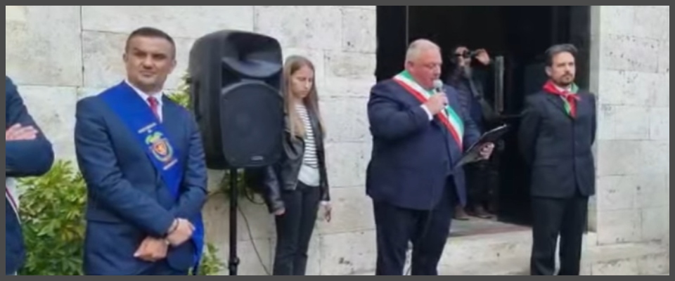 Grosseto, sgarbo al sindaco di destra Vivarelli: lo fischiano e gli danno le spalle (video)