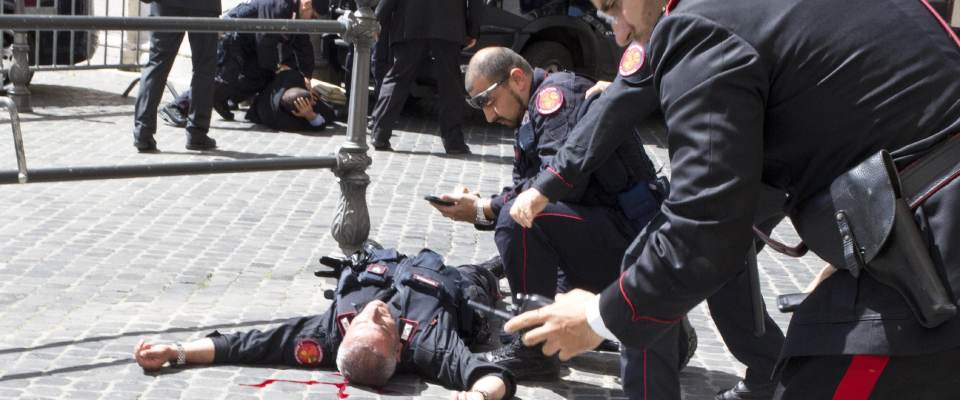 Attacco a Palazzo Chigi, 10 anni dopo: Giangrande in sedia a rotelle, l’attentatore Preiti scrive libri