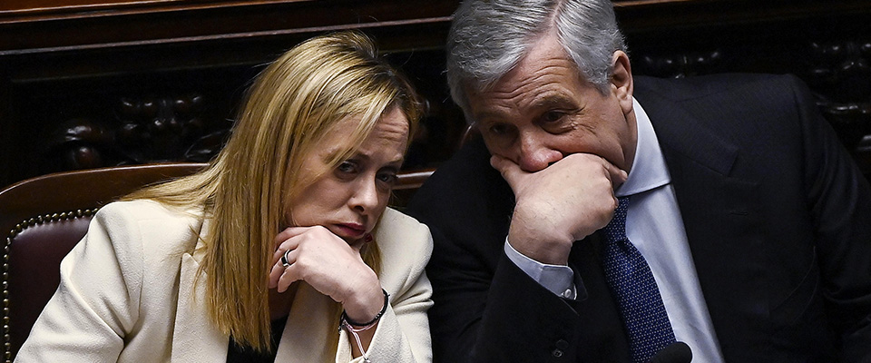 Tajani contro gli “sciacalli”: «Silvio si rimetterà: nessuna scissione in FI, compatti su Meloni»