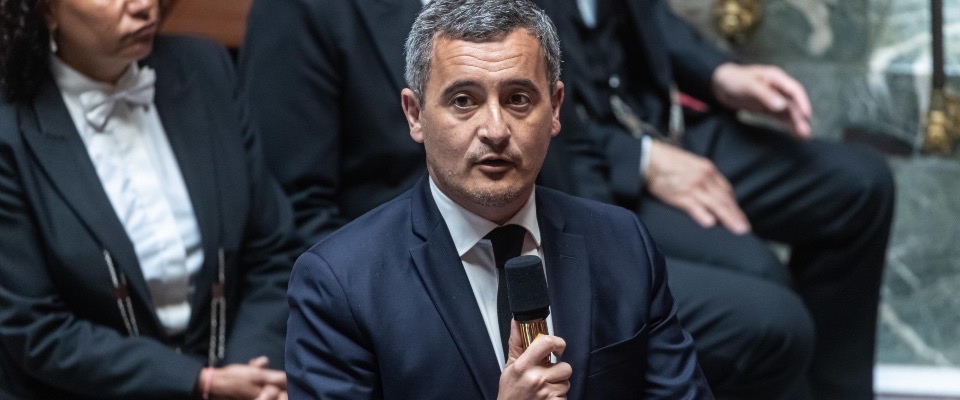 Gerald Darmanin, il ministro dell’Interno francese contestatissimo oltralpe