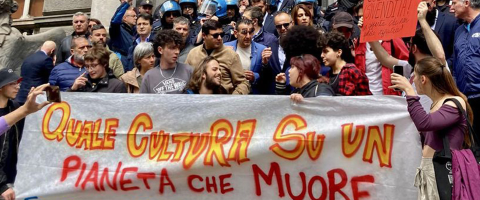 “No ai fascisti all’università”: eco-vandali a Napoli contro il ministro Sangiuliano. Schlein che dice?