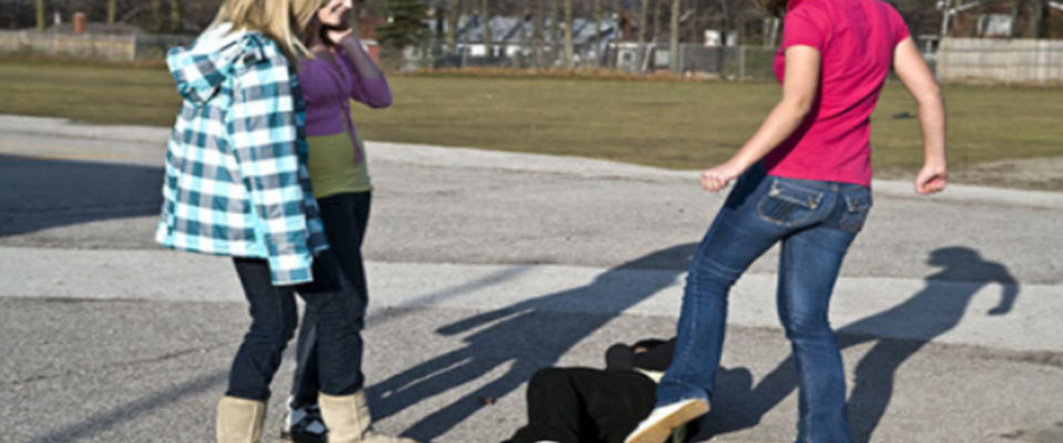 Donne che picchiano gli uomini: gang femminile aggredisce un ragazzo e lo spinge sui binari a Trani