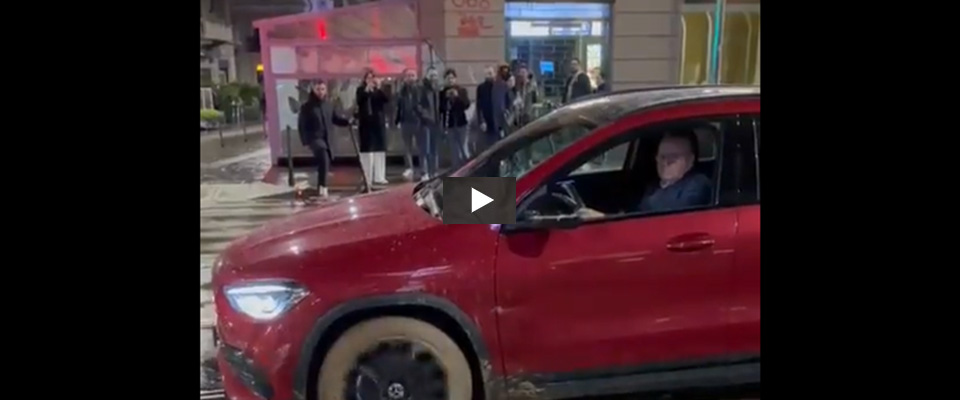 Massimo Boldi bloccato con l’auto sui binari del tram (video): sembra un film ma è tutto vero