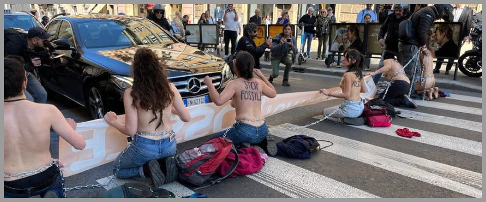 Ultima Generazione, le attiviste a seno nudo bloccano il centro di Roma: “L’ecocatastrofe è colpa di Giorgia…”