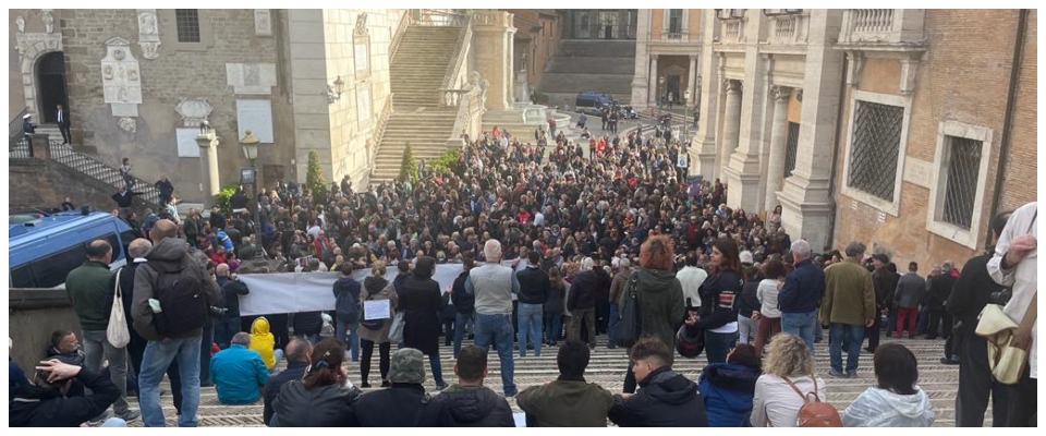 Ztl, monta la protesta. In centinaia sotto il Campidoglio: “No al delirio eco chic di Gualtieri”