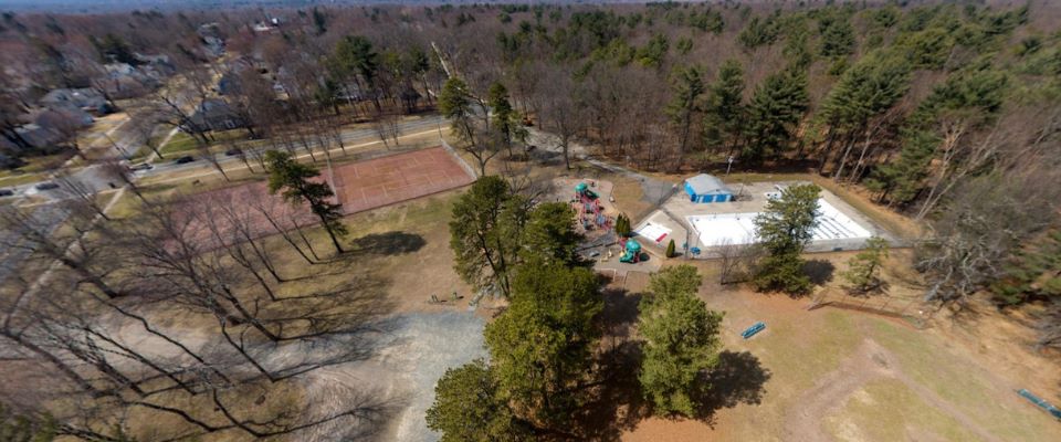 Una vista dall’alto del Bliss Park di Longmeadow, negli Stati Uniti, dove gli scivoli per i bambini sono stati cosparsi di acido muriatico