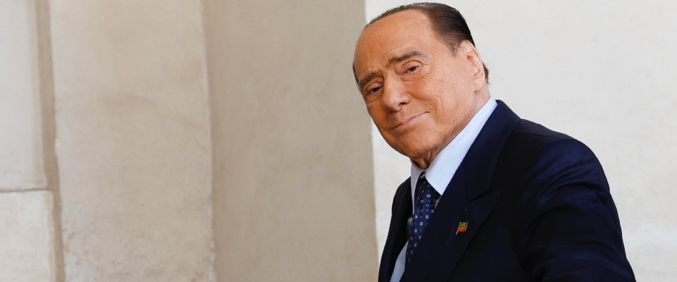 Berlusconi ricoverato di nuovo a sorpresa al San Raffaele: salta il vertice di Forza Italia ad Arcore