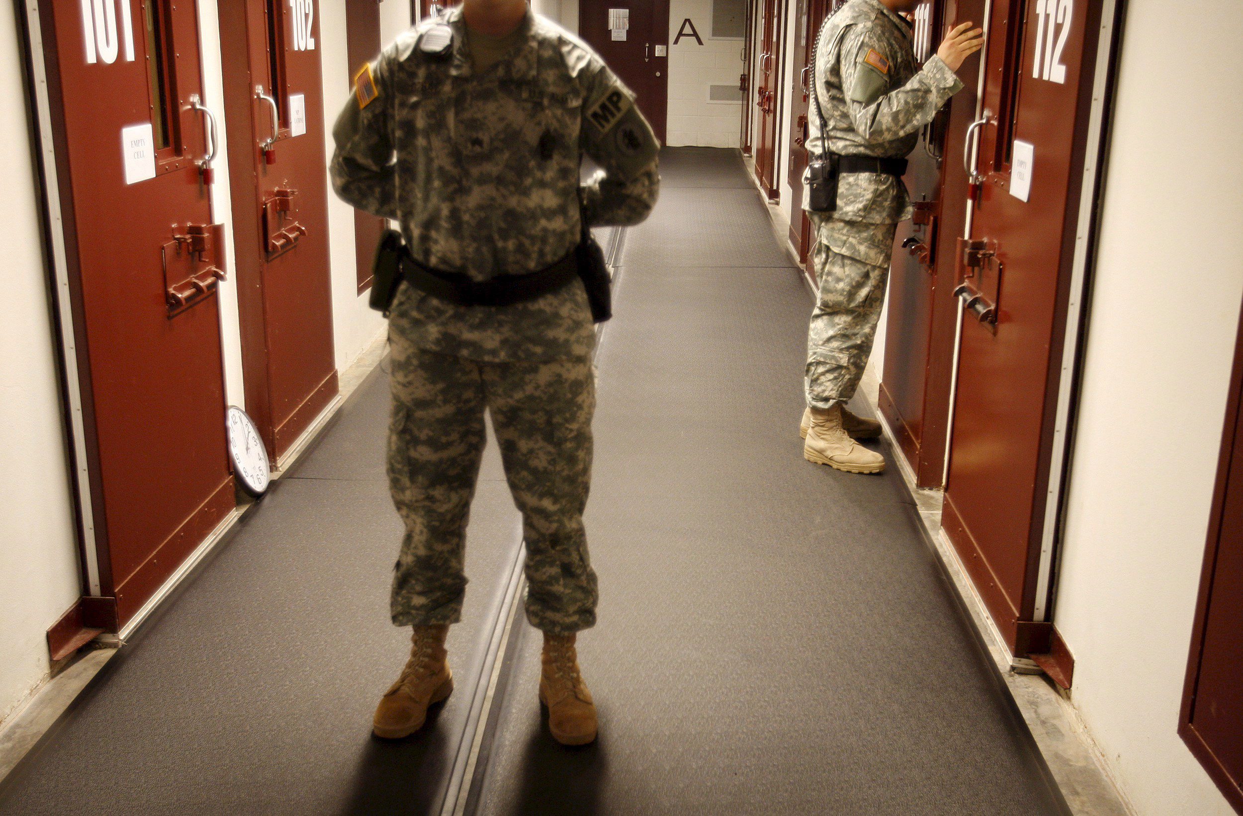 epa01191995 (FILE) A U.S. soldier stands guard as another does a cell check in Camp Delta 5 on U.S. Naval Base, Guantanamo Bay, Cuba on 09 October 2007.   The U.S. Supreme Court is hearing a case today, 05 December 2007, about the rights of prisoners being held at Guantanamo Bay.  The U.S. Government currently maintains custody of approximately 340 enemy combatants in the ‘Global War on Terrorism’ at Guantanamo Bay, Cuba.  ANSA/EPA/SHAWN THEW THESE PICTURES HAVE BEEN SCREENED AND CLEARED BY U.S. DEPARTMENT OF DEFENSE OFFICIALS  EPA/SHAWN THEW THESE PICTURES HAVE BEEN SCREENED AND CLEARED BY U.S. DEPARTMENT OF DEFENSE OFFICIALS – DRN/DIB