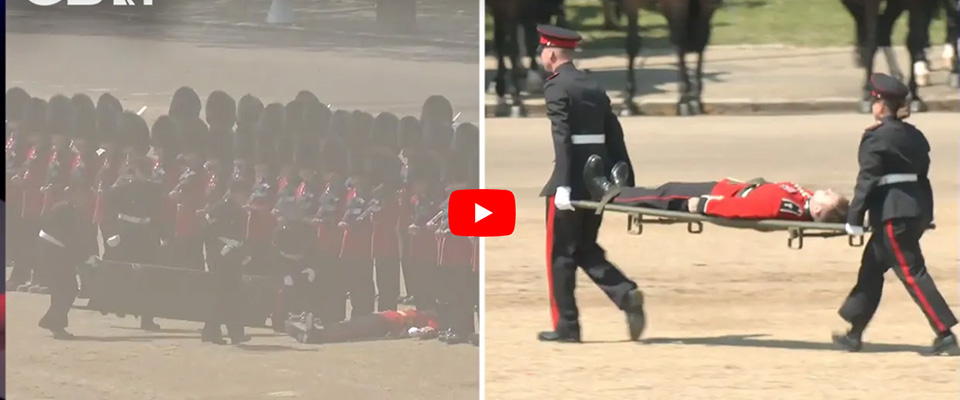 Il principe William passa in rassegna le truppe, i soldati svengono per il caldo (video)