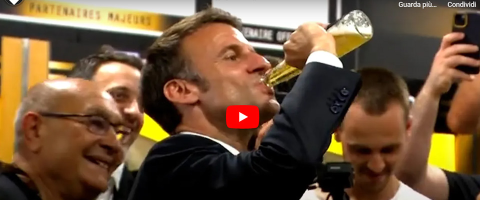 Macron beve una birra in 17 secondi (video), la sinistra lo attacca: “Uno spot all’alcolismo”