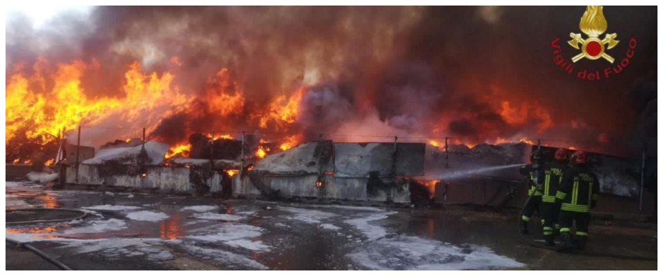 Ciampino, incendio in una discarica. Si teme una nube tossica, il Comune: “Tenete chiuse le finestre” (video)