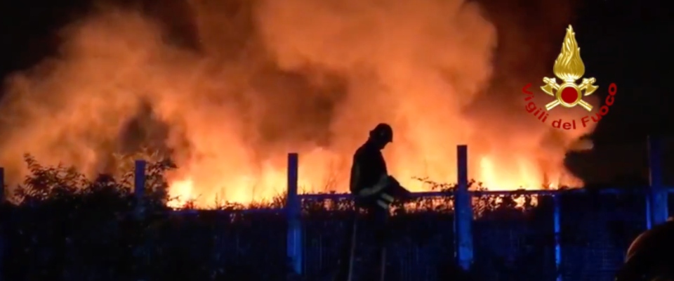 Incendio devastante al campo rom di Barra: il fumo paralizza la Napoli-Salerno, pioggia di cenere (video)