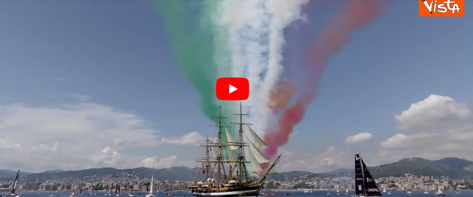 Lo spettacolare volo delle Frecce Tricolori sull’Amerigo Vespucci che inizia il giro del mondo (video)