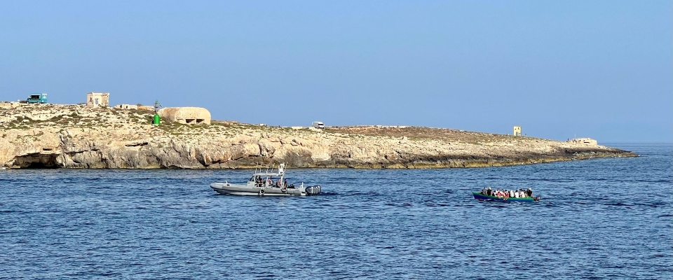 Cocaina ripescata in mare a Lampedusa: tra i fermati c’è chi aveva aggredito una troupe