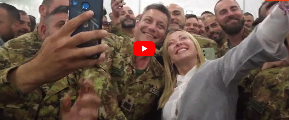 “Da patrioti siamo fieri di voi”. Selfie e applausi tra i militari italiani in Lettonia per Meloni e Crosetto (video)