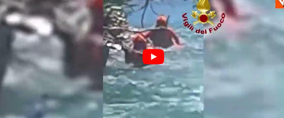 Piemonte, ragazzina aggrappata a un ramo nel fiume in piena, i pompieri la salvano (video)