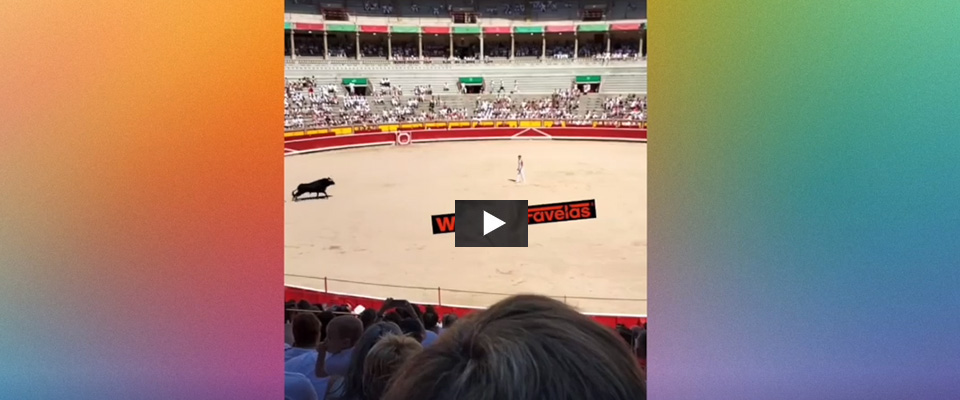 Tragedia a Pamplona: torero incornato e sollevato da terra, panico nell’arena (video)