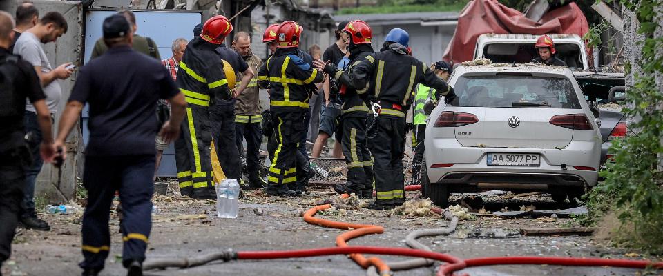 Pioggia di missili e droni su Kiev, 2 morti. E l’Ucraina colpisce l’aeroporto russo di Pskov