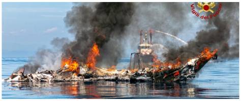 Imbarcazione in fiamme Livorno