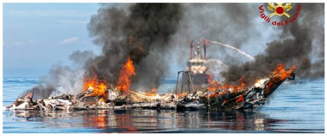 Imbarcazione in fiamme Livorno