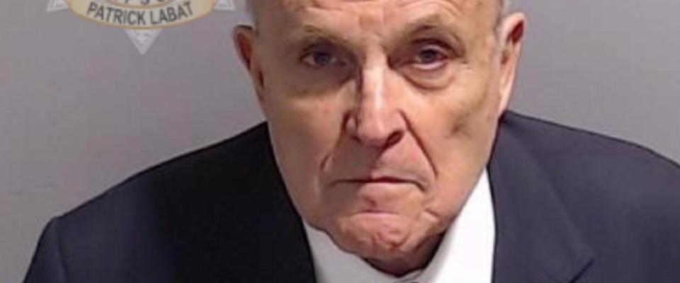 L’accusa a Rudy Giuliani: mi ha violentata tra centinaia di persone. Lui: assurdo