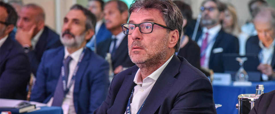 Industriali, governo promosso. Giorgetti “si sente male” per i disastri di Conte sul superbonus