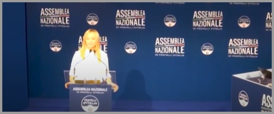 La replica di Meloni conclude l’assemblea nazionale di FdI: il congresso si farà dopo le europee