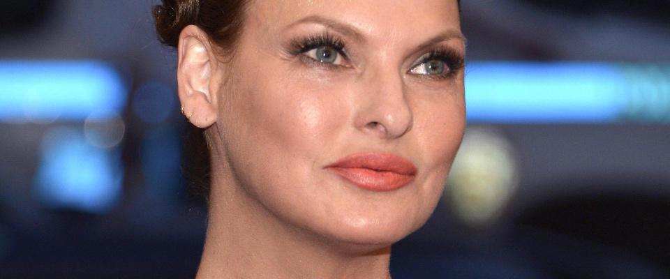 La disperazione della top model Linda Evangelista: ho un piede nella fossa, ho un nuovo nodulo al seno