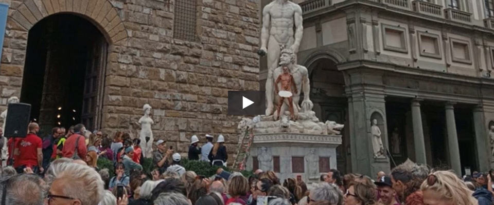 Firenze, l’artista Pisvejc si arrampica nudo su una statua (video). Aveva già danneggiato il David