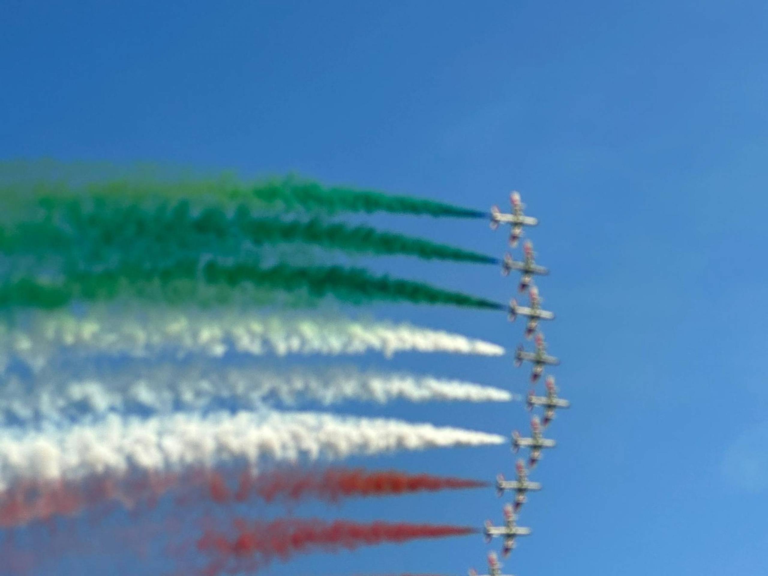 Esibizione delle Frecce Tricolori al Poetto di Cagliari