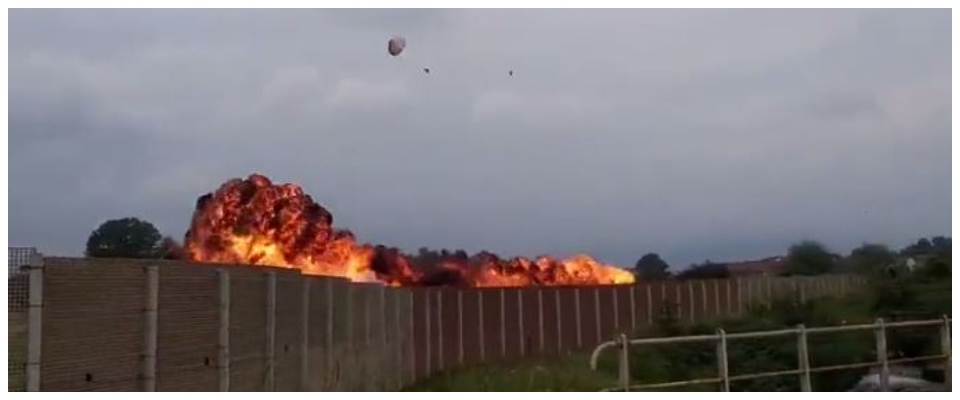 Tragedia a Torino, Freccia Tricolore si schianta al suolo: il pilota si salva, muore una bimba di 5 anni (video)