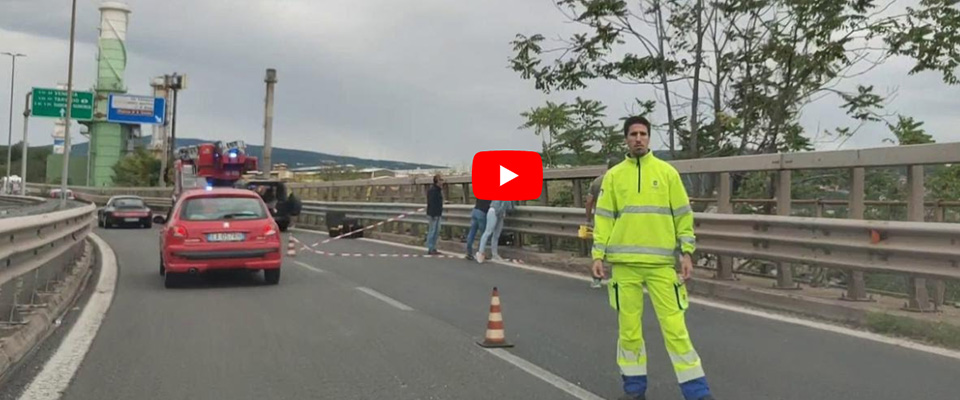 Impiccato sul guardrail di Trieste: mistero sulla benda e sulla barba. Si indaga su una rissa tra migranti