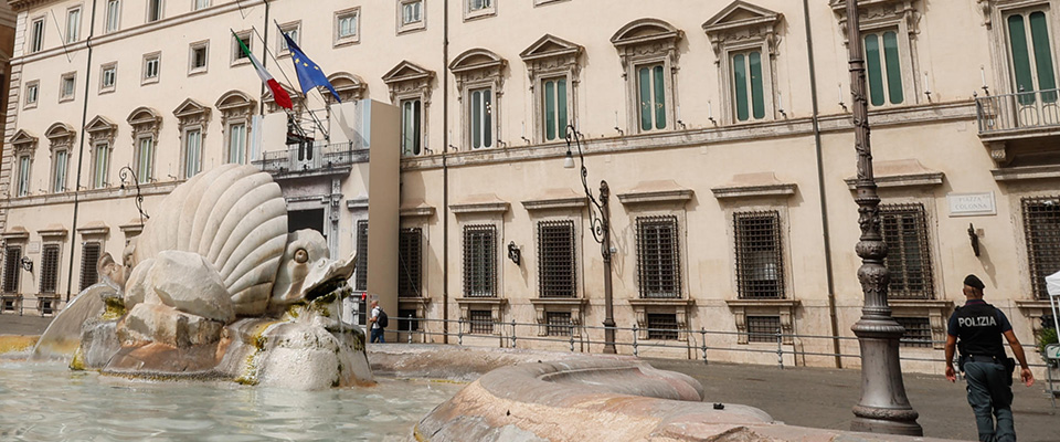 Meloni riapre la piazza del governo ai cittadini: rimosse le transenne intorno Palazzo Chigi (video)