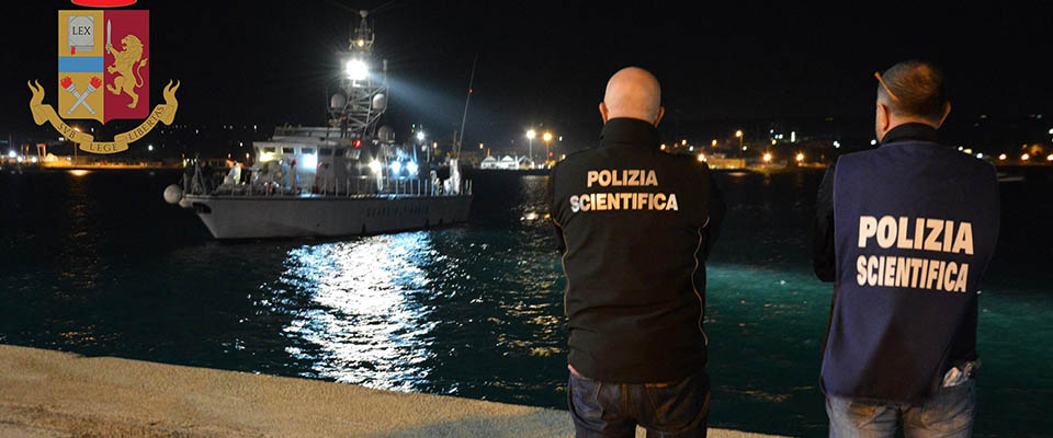 Nuova tragedia a Lampedusa, neonato muore sul barcone degli scafisti subito dopo il parto