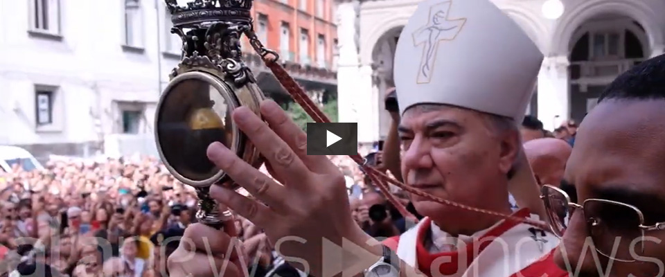 Il sangue di San Gennaro si presenta ai fedeli già sciolto: Napoli festeggia il miracolo (video)