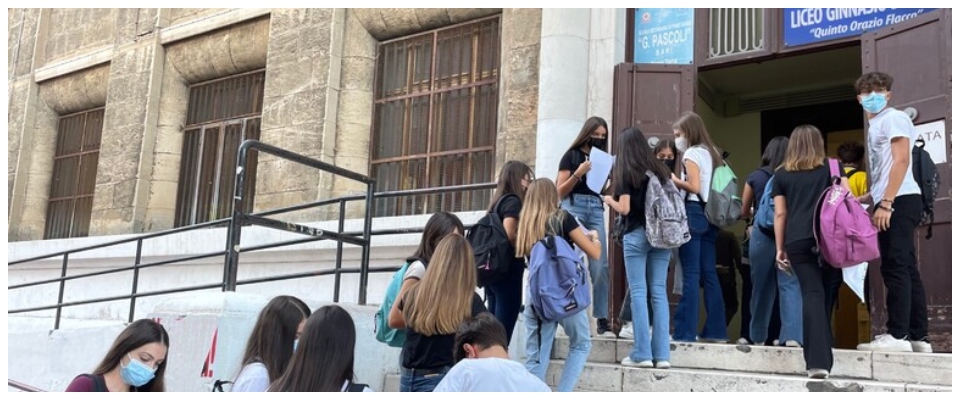 Spara in classe con un’arma giocattolo. Il prof: “Non denuncio, ma chiedo pene esemplari”