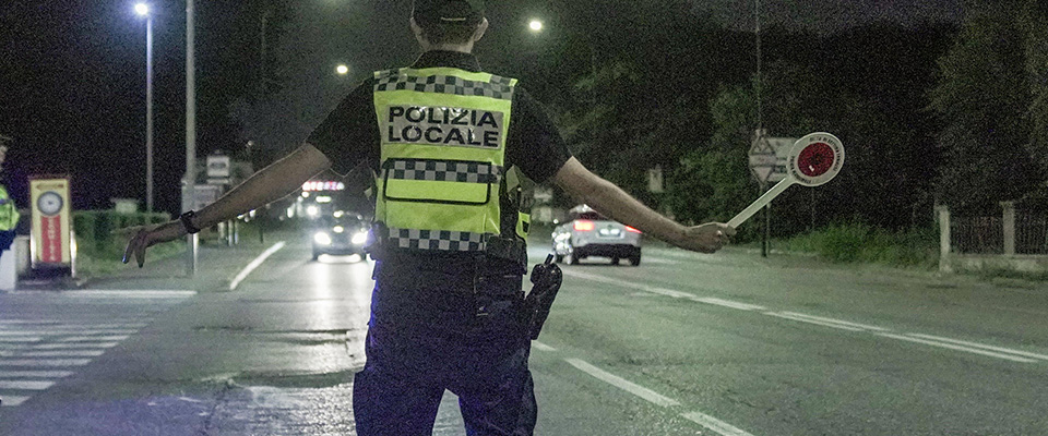 Codice della strada: multe più salate e -10 sulla patente per chi è al cellulare. Stretta su alcol e droghe