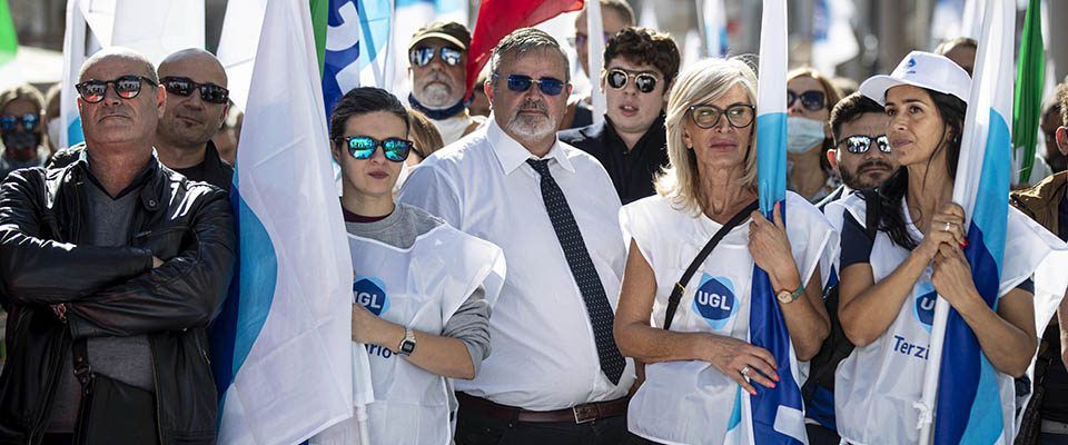 Il segretario Francesco Paolo Capone durante la manifestazione organizzata dal sindacato UGL contro ogni violenza e a favore del rinnovo dei contratti a piazza SS. Apostoli,  Roma, 13 ottobre 2021. 
ANSA/MASSIMO PERCOSSI