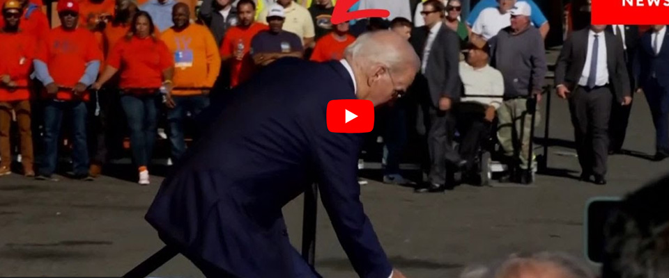 Joe Biden inciampa per due volte mentre sale le scale del palco di Philadelphia (video)