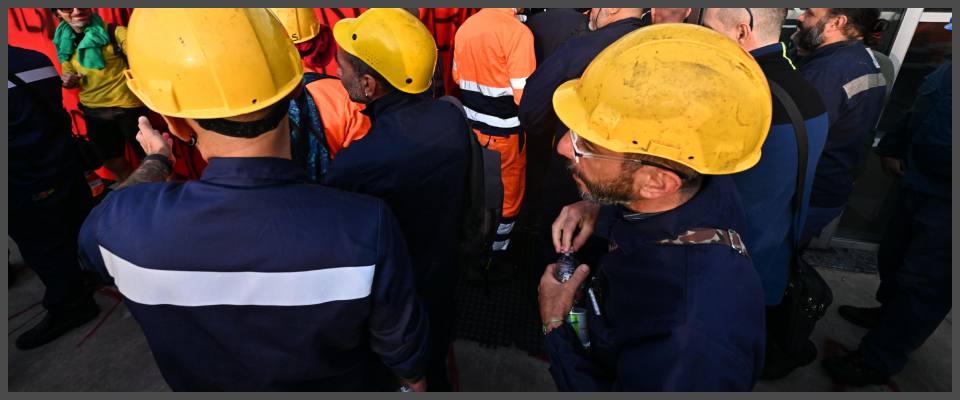 Ex Ilva, i lavoratori bloccano l’autostrada A1 nei pressi di Roma. Sindacati convocati a Palazzo Chigi